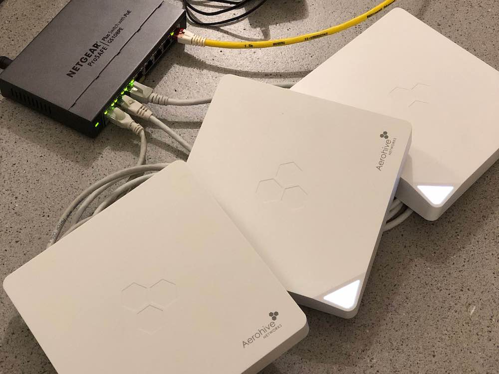 Trois antennes WiFi Aerohive sur un switch PoE
